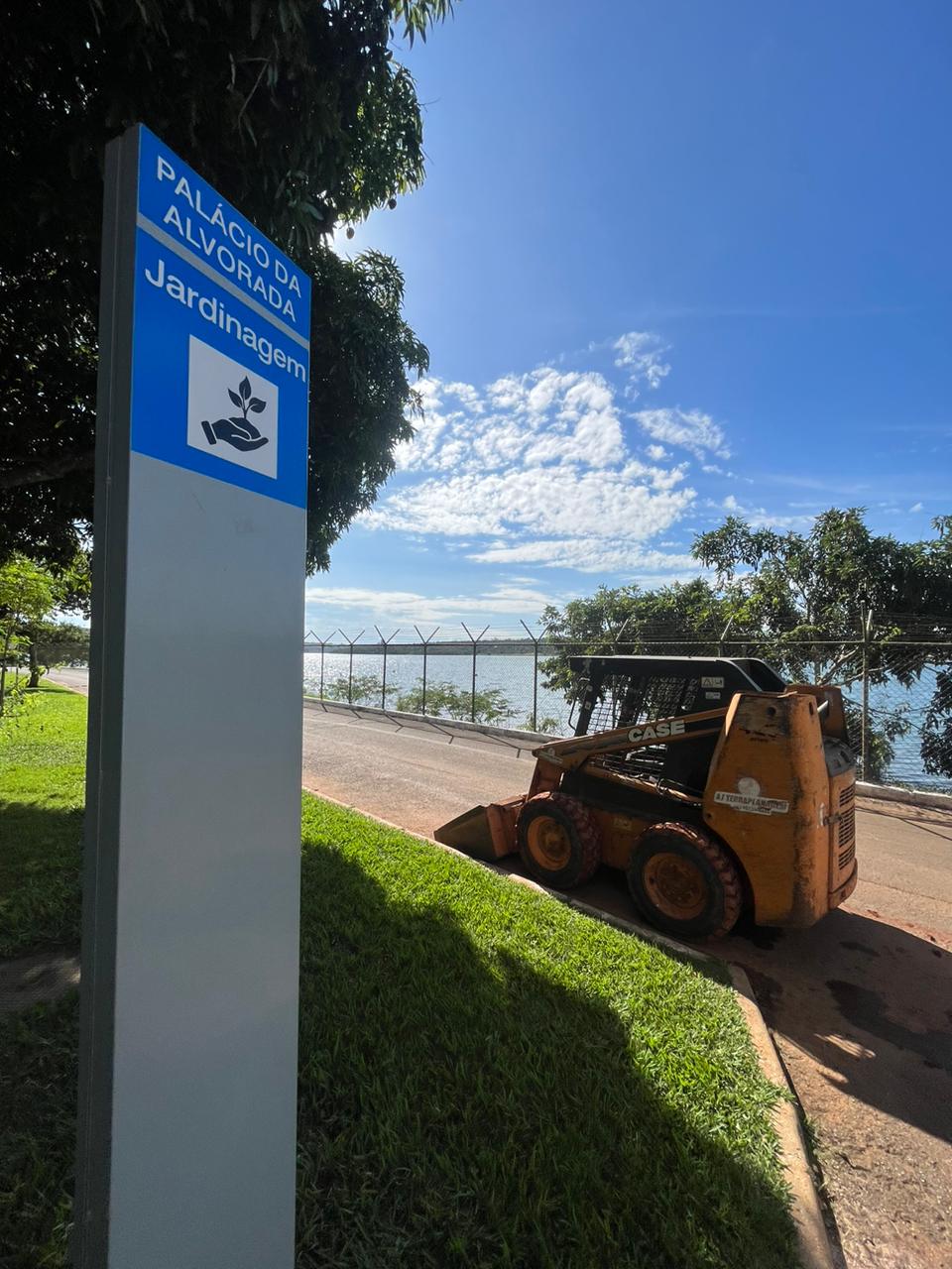 Maximizando a eficiência: locação interna de mini carregadeira para nossos projetos